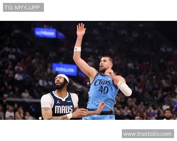 快船胜独行侠重回东部前列，展现强大实力